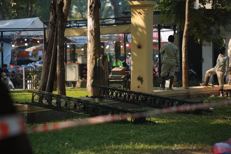 Ha Noi: Can canh viec thao do hang rao cong vien Thong Nhat-Hinh-12