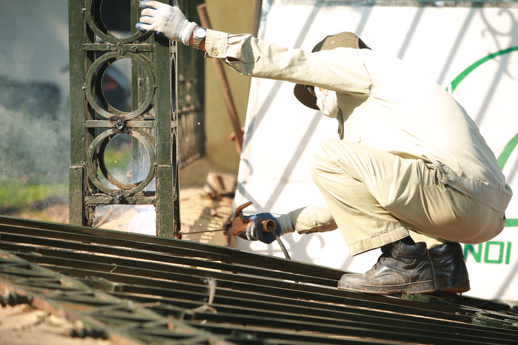 Ha Noi: Can canh viec thao do hang rao cong vien Thong Nhat-Hinh-4