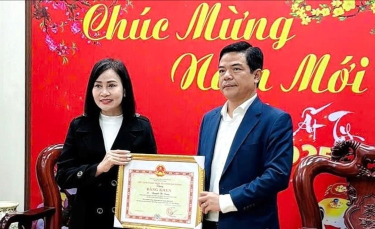 Hai Duong: Tang bang khen nguoi phu nu cuu 3 hoc sinh duoi nuoc-Hinh-2