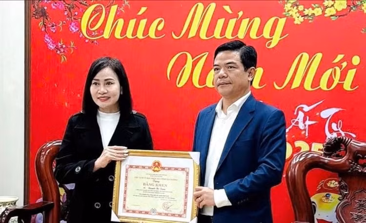 Hai Duong: Tang bang khen nguoi phu nu cuu 3 hoc sinh duoi nuoc-Hinh-2