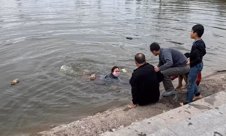 Hai Duong: Tang bang khen nguoi phu nu cuu 3 hoc sinh duoi nuoc