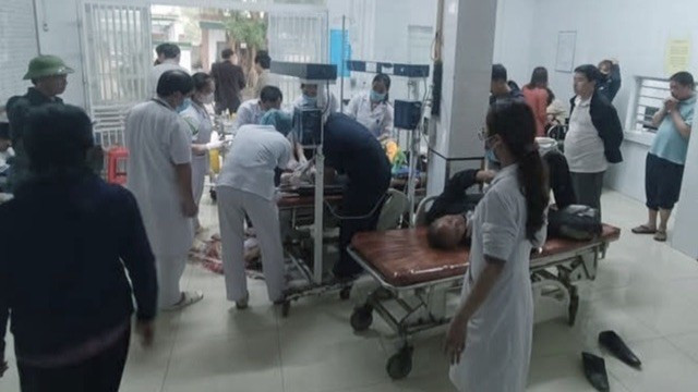 Xe cho hoc sinh lat tren cao toc Dien Chau - Bai Vot: 12 nguoi nhap vien