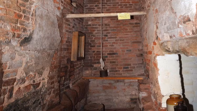 Phat hien can phong bi mat cua linh muc trung co, su that dan he lo-Hinh-4