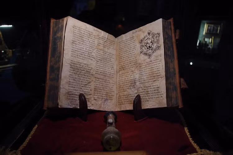 Abduh Alhazred là một nhà thơ, nhà thám hiểm và bậc thầy dịch thuật sinh ở Yemen (một quốc gia ở vùng Tây Á) và sống tại Damascus (ngày nay là lãnh thổ Syria). Ông được nhiều người biết đến là tác giả của Necronomicon - cuốn sách bị đồn khiến người đọc đánh mất linh hồn, phát điên.