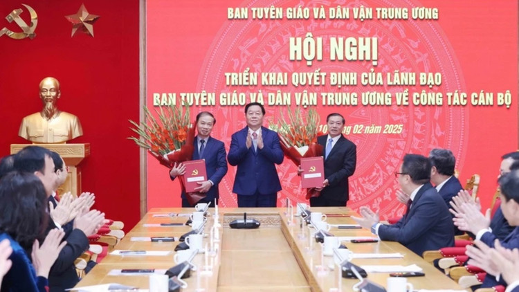 28 can bo Ban Tuyen giao va Dan van T.U xin nghi huu som