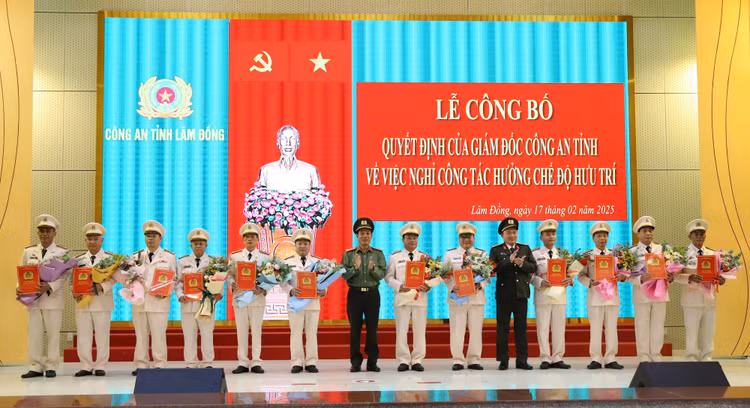 Loat can bo cong an cac tinh, thanh xin nghi huu truoc tuoi