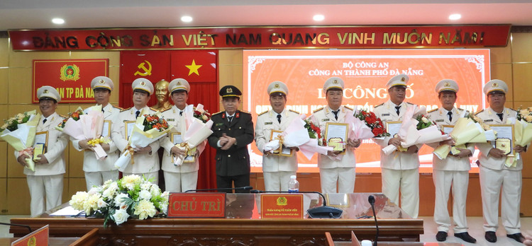 15 truong, pho phong Cong an Da Nang nghi huu truoc tuoi-Hinh-2