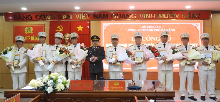 15 truong, pho phong Cong an Da Nang nghi huu truoc tuoi-Hinh-2