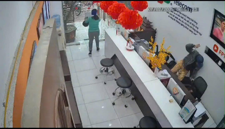 Nguyen nhan nguoi dan ong cam dao doa nu nhan vien cua hang FPT