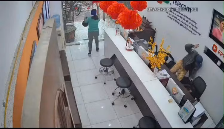 Nguyen nhan nguoi dan ong cam dao doa nu nhan vien cua hang FPT