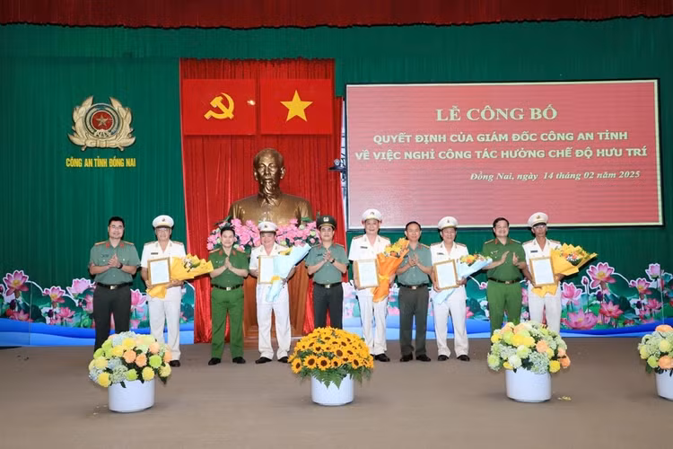 Loat can bo cong an cac tinh, thanh xin nghi huu truoc tuoi-Hinh-9