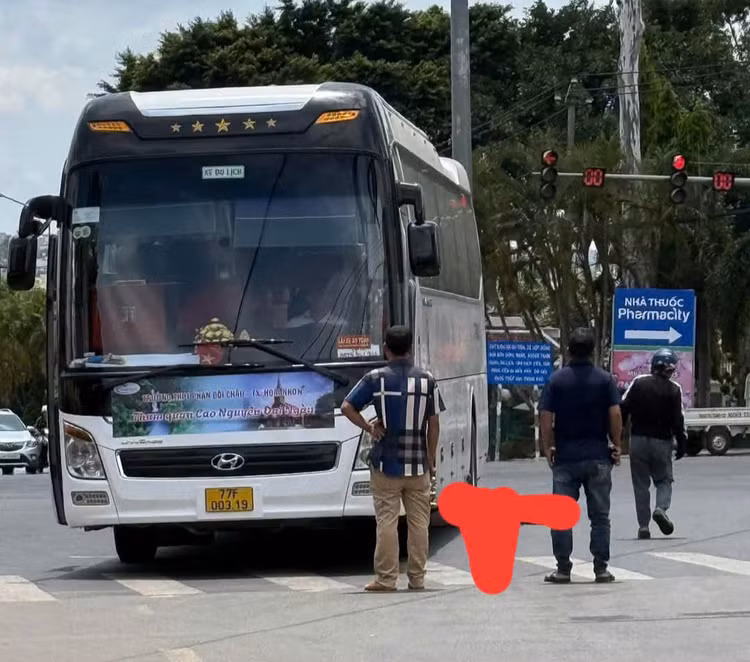 Đi bộ qua đường, người phụ nữ bị ô tô khách tông tử vong Di bo qua duong, nguoi phu nu bi o to khach tong tu vong