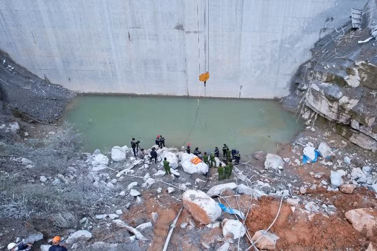 Tìm thấy thi thể 2 nạn nhân vụ TNLĐ Thủy điện Đăk Mi 1 Tim thay thi the 2 nan nhan vu TNLD Thuy dien Dak Mi 1