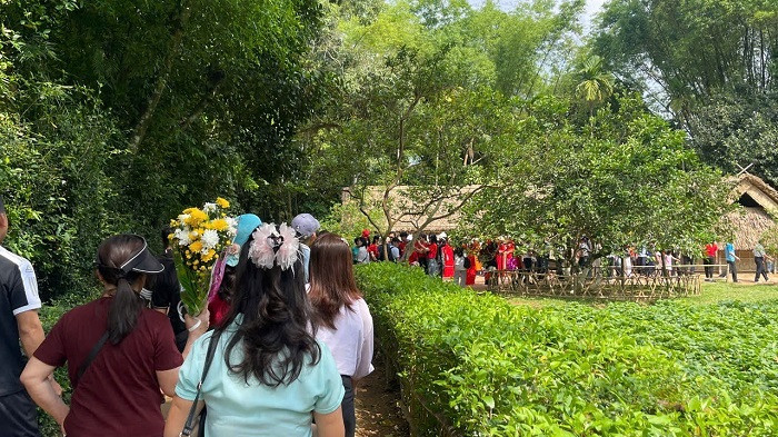 Hang nghin du khach ve tham que Bac trong ngay thong nhat non song-Hinh-2