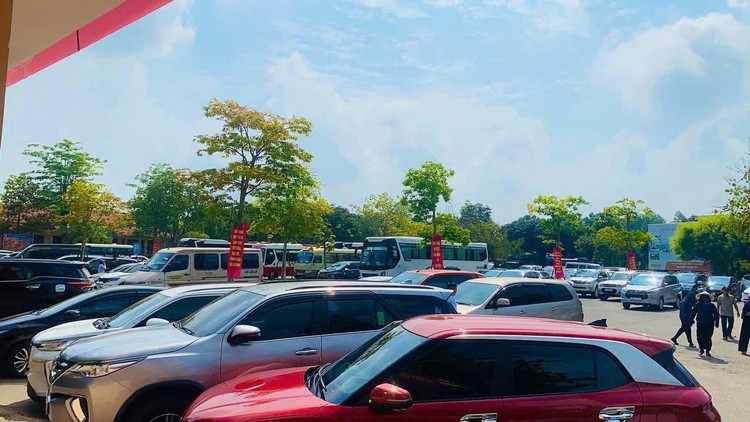 Hang nghin du khach ve tham que Bac trong ngay thong nhat non song-Hinh-8