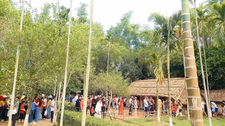 Hang nghin du khach ve tham que Bac trong ngay thong nhat non song-Hinh-7