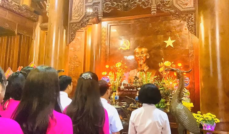 Hang nghin du khach ve tham que Bac trong ngay thong nhat non song-Hinh-6