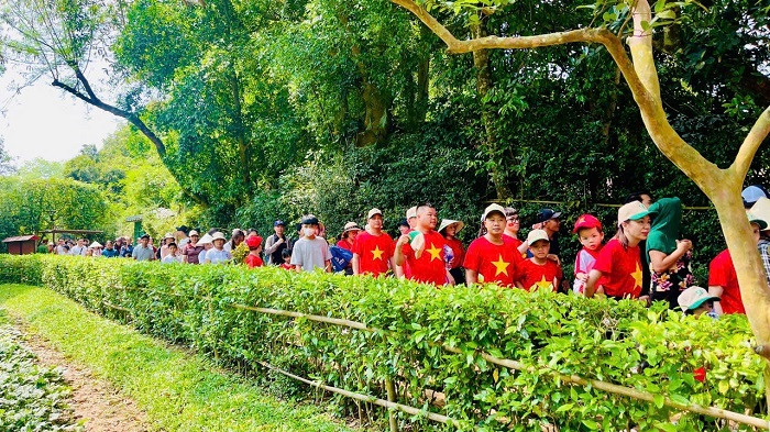 Hang nghin du khach ve tham que Bac trong ngay thong nhat non song