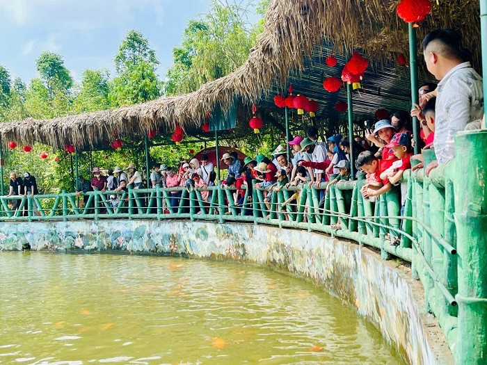 Hang nghin du khach ve tham que Bac trong ngay thong nhat non song-Hinh-3