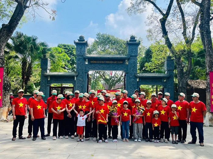 Hang nghin du khach ve tham que Bac trong ngay thong nhat non song-Hinh-4