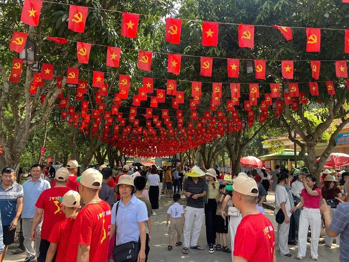 Hang nghin du khach ve tham que Bac trong ngay thong nhat non song-Hinh-5