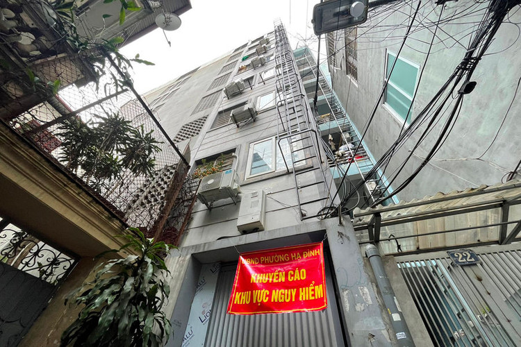 Ha Noi: Khoanh vung nguy hiem, di doi nguoi dan o chung cu mini
