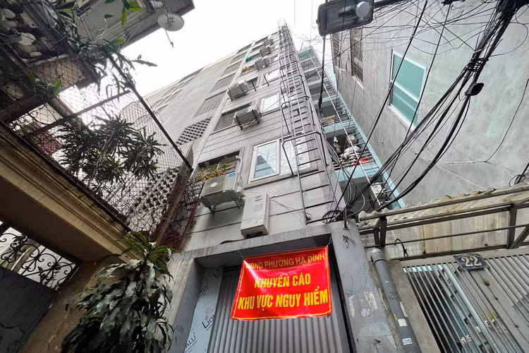 Ha Noi: Khoanh vung nguy hiem, di doi nguoi dan o chung cu mini