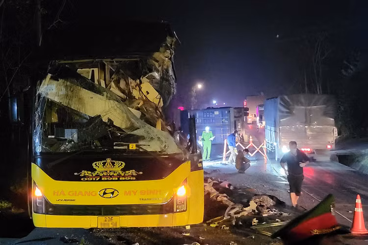 Kinh hoang hien truong vu TNGT 5 nguoi tu vong o Tuyen Quang