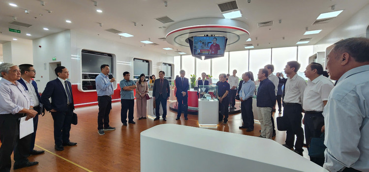 VUSTA tham quan Trung tam Doi moi sang tao Quoc gia-Hinh-4