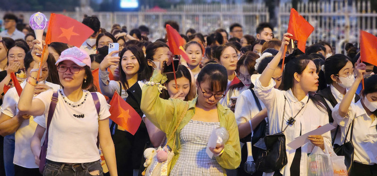 Gioi tre do ve san My Dinh cho don “Hen uoc Bac Nam“