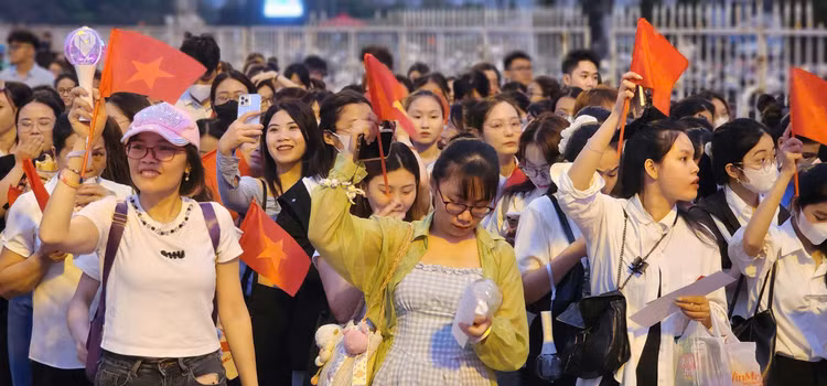 Gioi tre do ve san My Dinh cho don “Hen uoc Bac Nam“