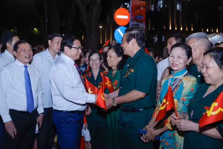 Lanh dao Dang, Nha nuoc du Cau truyen hinh “Vang mai khuc khai hoan”-Hinh-2
