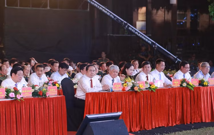Lanh dao Dang, Nha nuoc du Cau truyen hinh “Vang mai khuc khai hoan”-Hinh-3