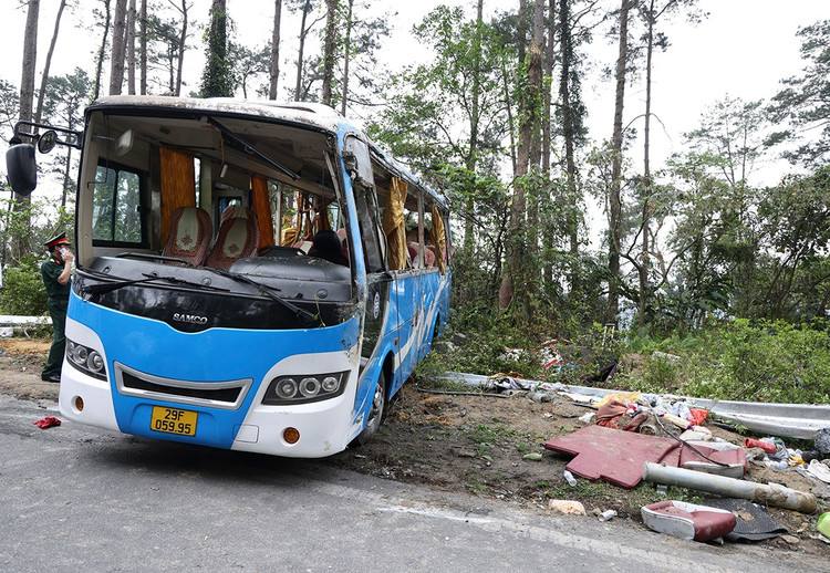 Hien truong xe khach 35 cho bi lat khien 3 nguoi tu vong-Hinh-6
