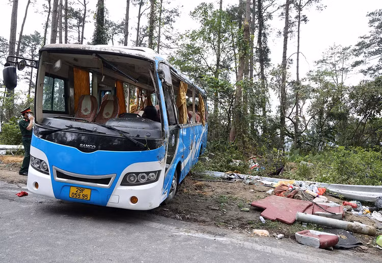 Hien truong xe khach 35 cho bi lat khien 3 nguoi tu vong-Hinh-6