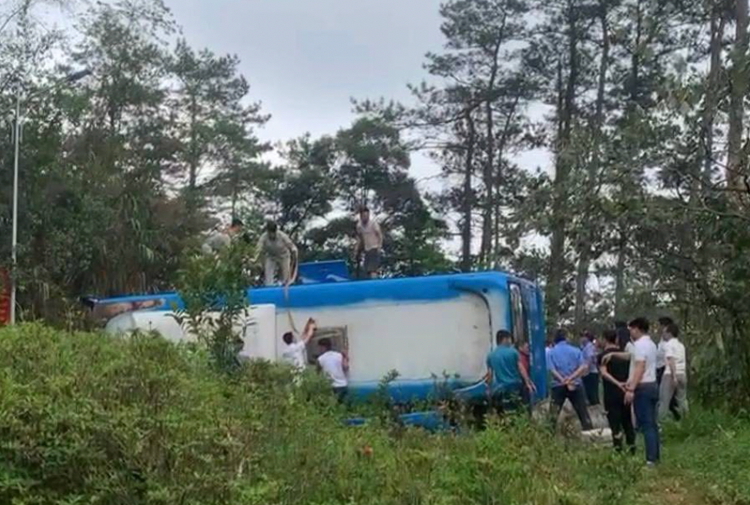 Hien truong xe khach 35 cho bi lat khien 3 nguoi tu vong-Hinh-3