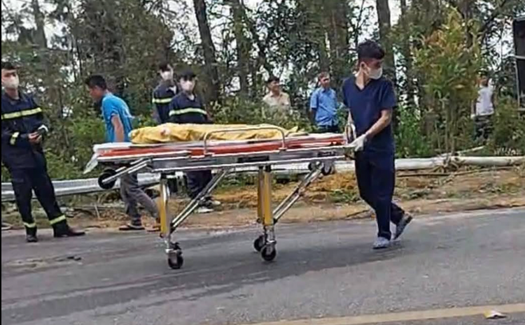 Hien truong xe khach 35 cho bi lat khien 3 nguoi tu vong-Hinh-7