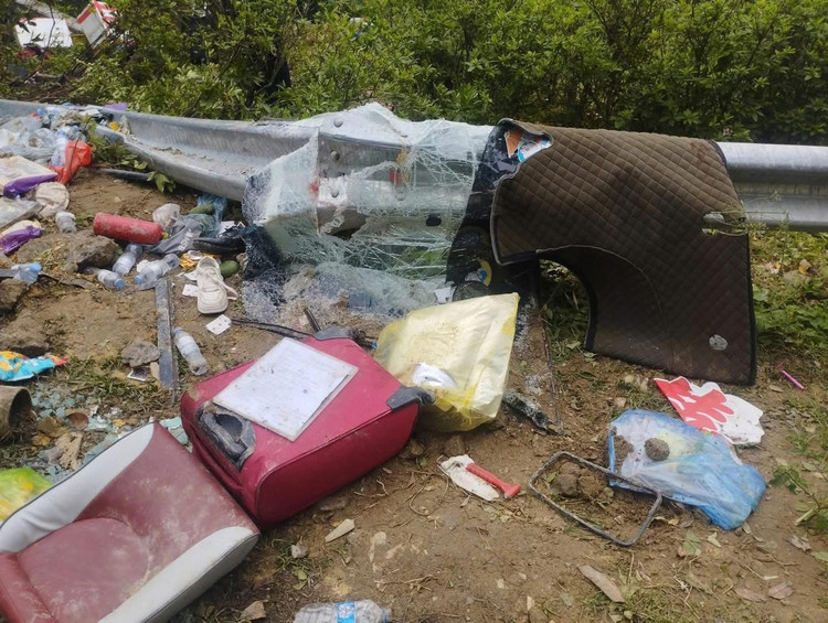 Hien truong xe khach 35 cho bi lat khien 3 nguoi tu vong-Hinh-9