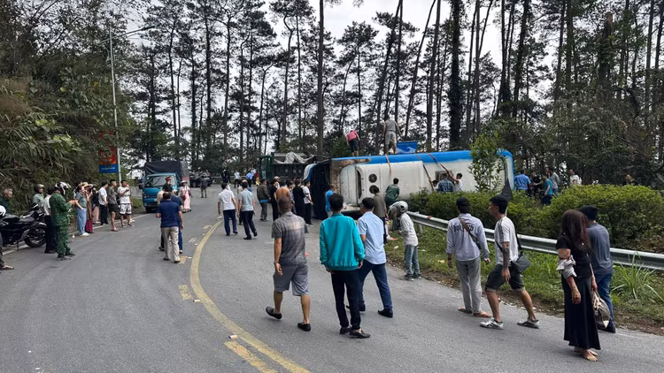 Hien truong xe khach 35 cho bi lat khien 3 nguoi tu vong-Hinh-5