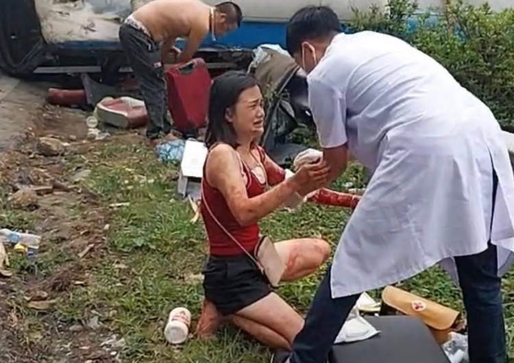 Hien truong xe khach 35 cho bi lat khien 3 nguoi tu vong-Hinh-8