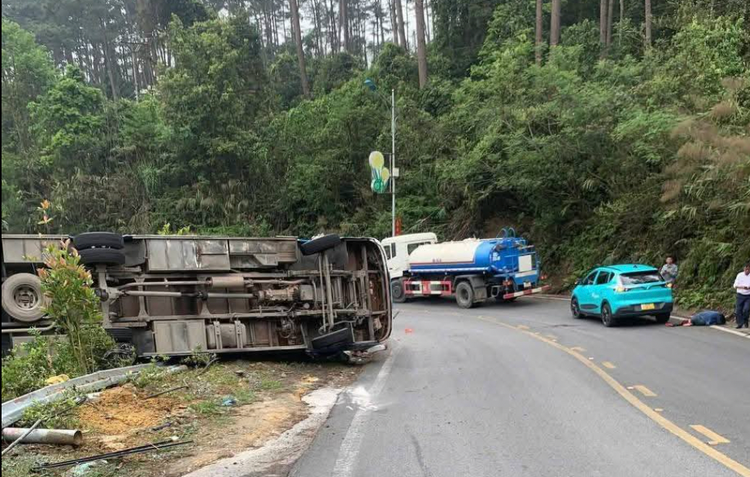 Hien truong xe khach 35 cho bi lat khien 3 nguoi tu vong-Hinh-2