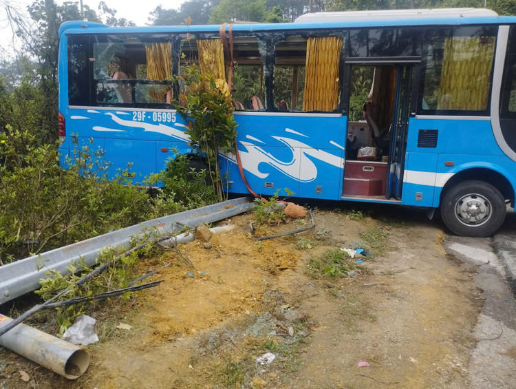 Hien truong xe khach 35 cho bi lat khien 3 nguoi tu vong-Hinh-4