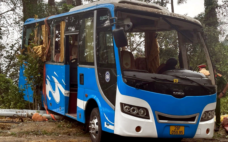 Hien truong xe khach 35 cho bi lat khien 3 nguoi tu vong