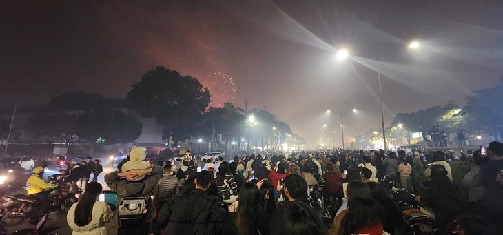 Chen chan ngam phao hoa tuyet dep o san van dong My Dinh-Hinh-6