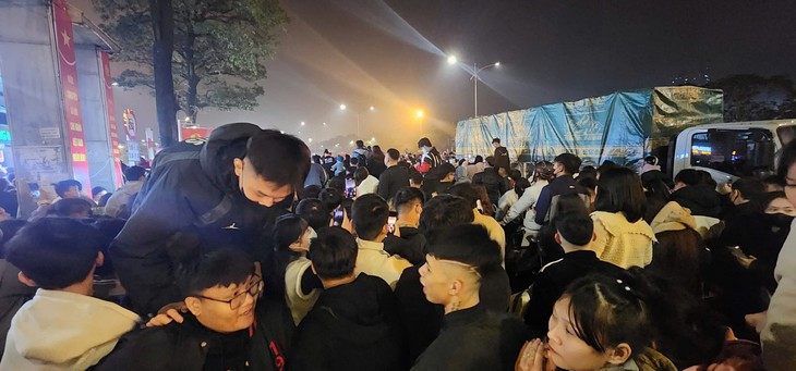 Chen chan ngam phao hoa tuyet dep o san van dong My Dinh-Hinh-7