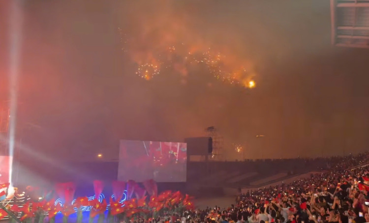 Chen chan ngam phao hoa tuyet dep o san van dong My Dinh-Hinh-2