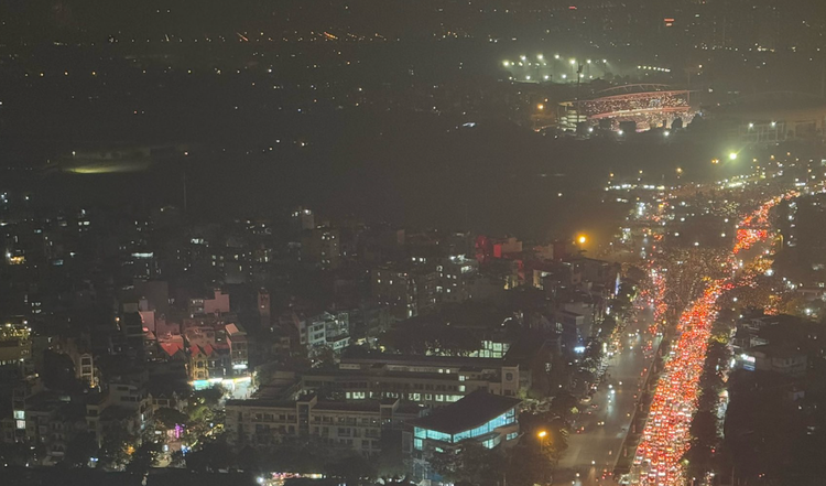 Chen chan ngam phao hoa tuyet dep o san van dong My Dinh-Hinh-8