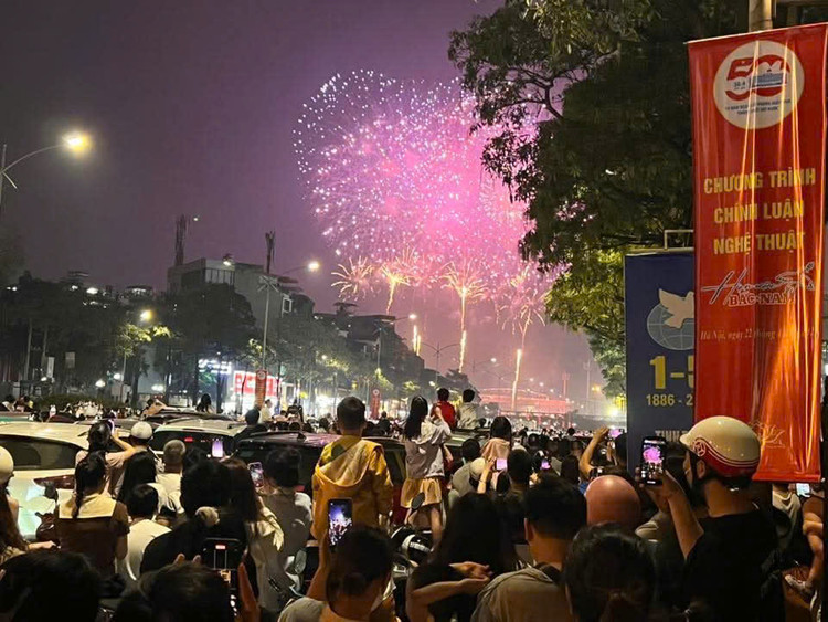 Chen chan ngam phao hoa tuyet dep o san van dong My Dinh-Hinh-4