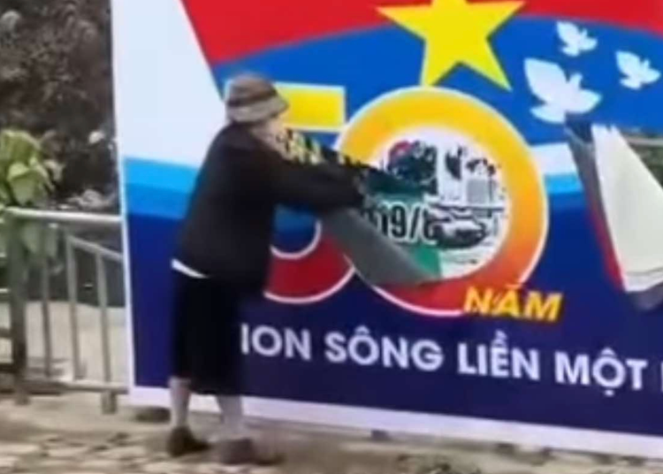 Xac dinh nguoi phu nu rach banner chao mung Ngay Giai phong mien Nam