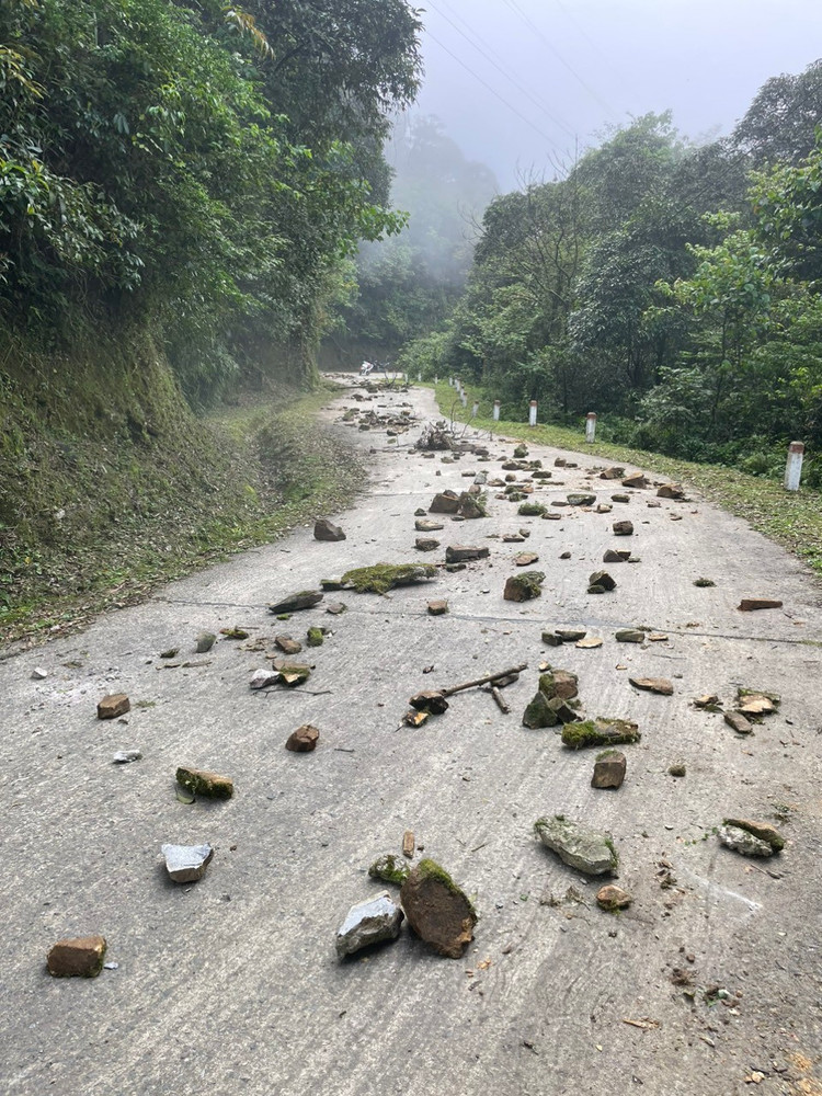 Toan canh truy bat ke nem da xe du lich tren dinh nui Phia Oac-Hinh-2